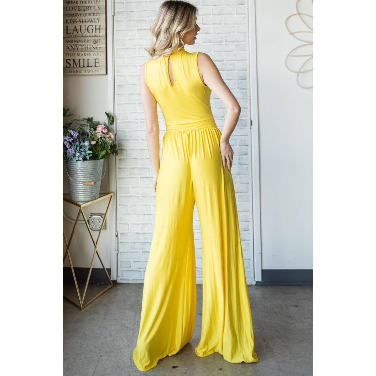 Roundneck Sleeveless Wide Leg Jumpsuit Roundneck Sleeveless Wide Leg Jumpsuit